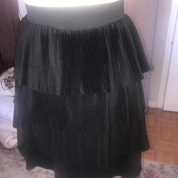 H&M Black Pleated Ruffle Mini Skirt - Picture 2 of 3